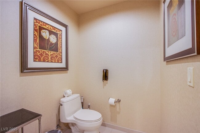 135 E Harmon Ave in Las Vegas, NV - Foto de edificio - Building Photo