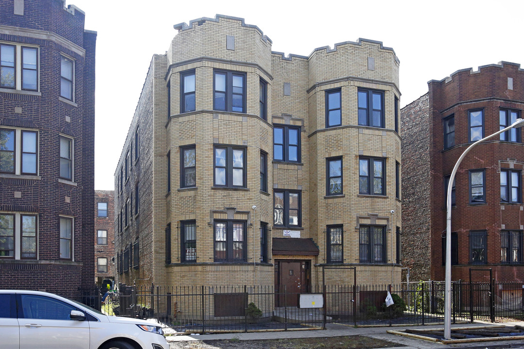 4911 W Adams St in Chicago, IL - Building Photo