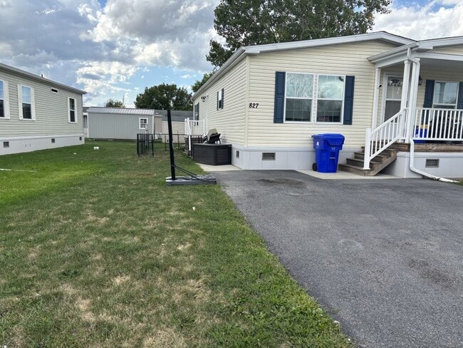 827 Willowbrook Dr in Lockport, NY - Building Photo - Building Photo