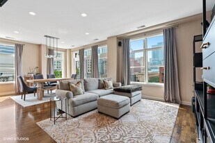330 N Clinton St in Chicago, IL - Building Photo