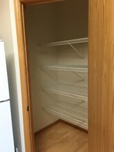 131 Aspen Ln, Unit 8 in Hills, IA - Building Photo - Building Photo
