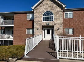 636 Friars Ln, Unit 5