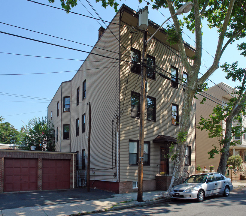 16 Garrison St in Newark, NJ - Building Photo