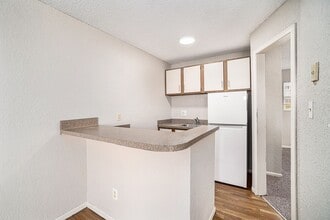 Gladstone Studios in Kansas City, MO - Foto de edificio - Building Photo