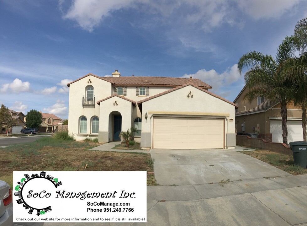 1452 Cumberland Ct in Perris, CA - Foto de edificio