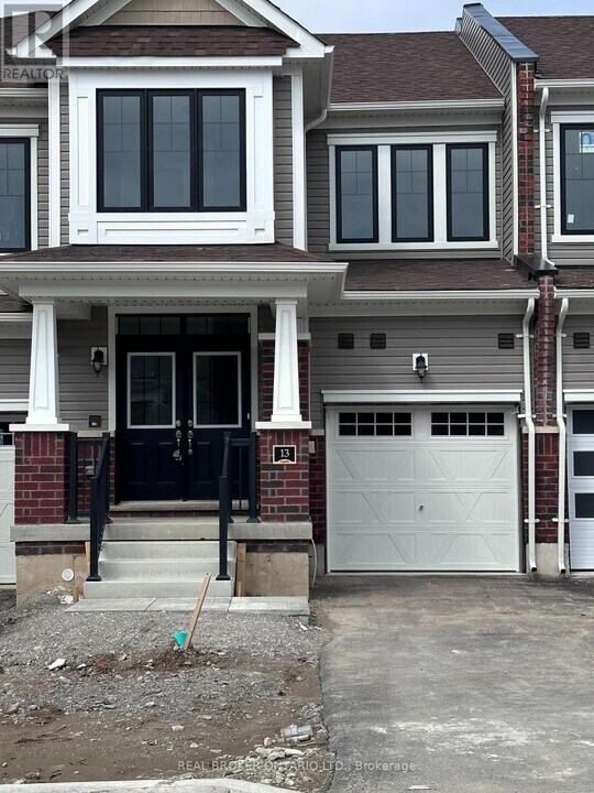 13 Rochester Dr in Barrie, ON - Building Photo