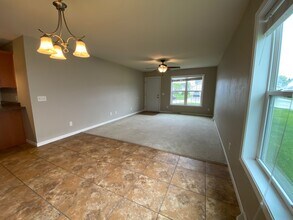 1427 Springbrook Dr in Cedar Falls, IA - Foto de edificio - Building Photo