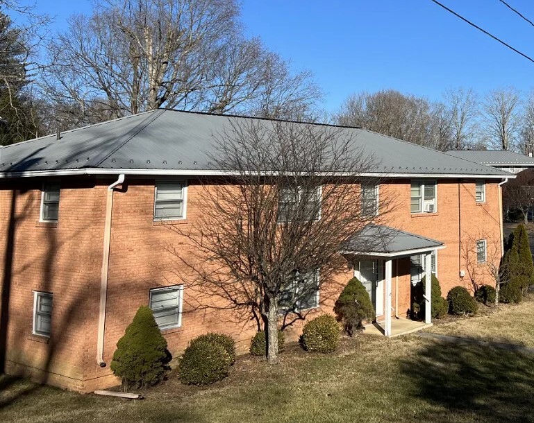 304 Courtney Dr in Lewisburg, WV - Building Photo