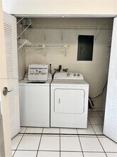 2050 NE 140th St in North Miami Beach, FL - Foto de edificio - Building Photo