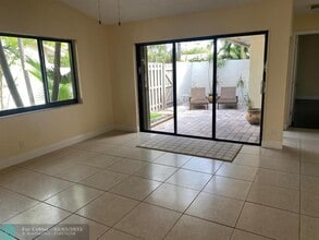 3090 S Oakland Forest Dr in Oakland Park, FL - Building Photo - Building Photo