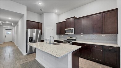 1941 Colonial Ave in New Braunfels, TX - Building Photo - Building Photo