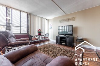 2740 N Pine Grove Ave in Chicago, IL - Foto de edificio - Building Photo