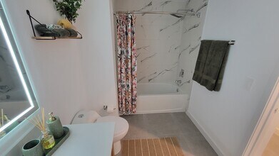 2020 Monroe St, Unit B2 in Hollywood, FL - Building Photo - Building Photo