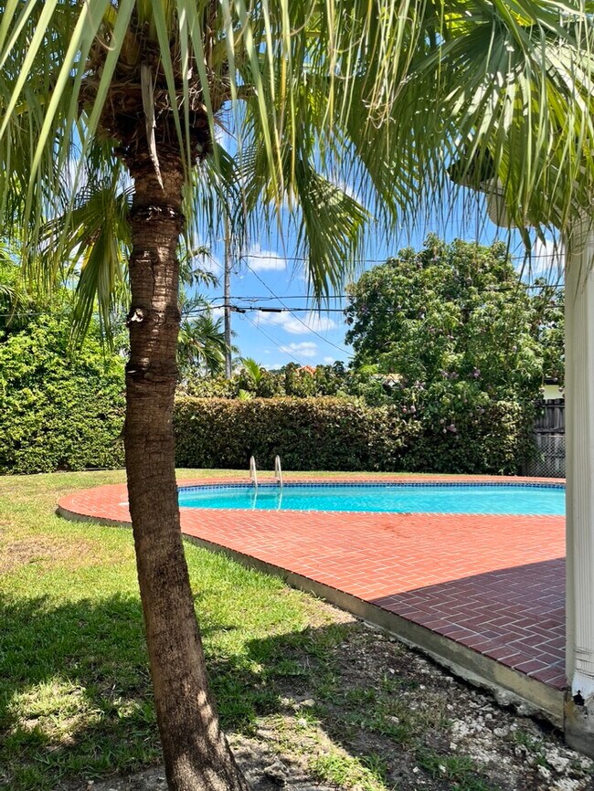 1860 SW 36th Ave in Miami, FL - Building Photo - Building Photo