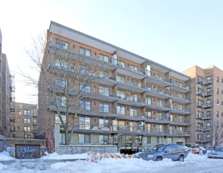 14350 Barclay Ave in Flushing, NY - Building Photo