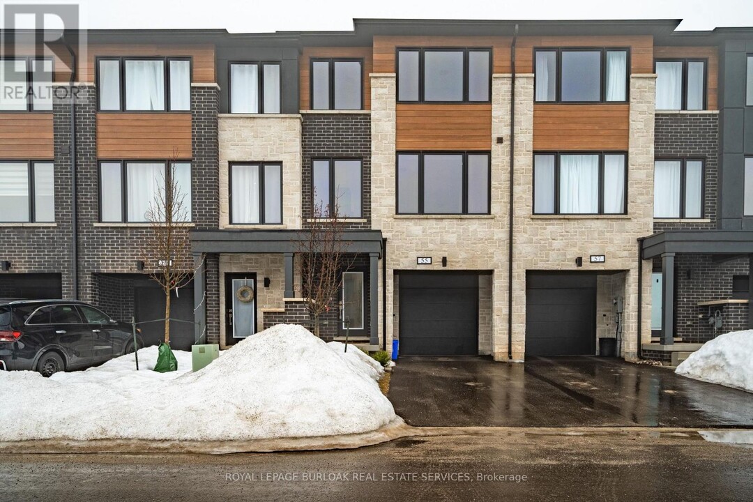 55 Humberstone Dr in Halton Hills, ON - Building Photo
