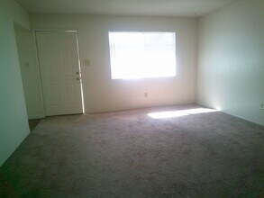 2800 N Half Moon Dr in Bakersfield, CA - Building Photo - Building Photo