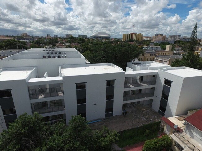 Avenu Heights in Miami, FL - Foto de edificio - Building Photo