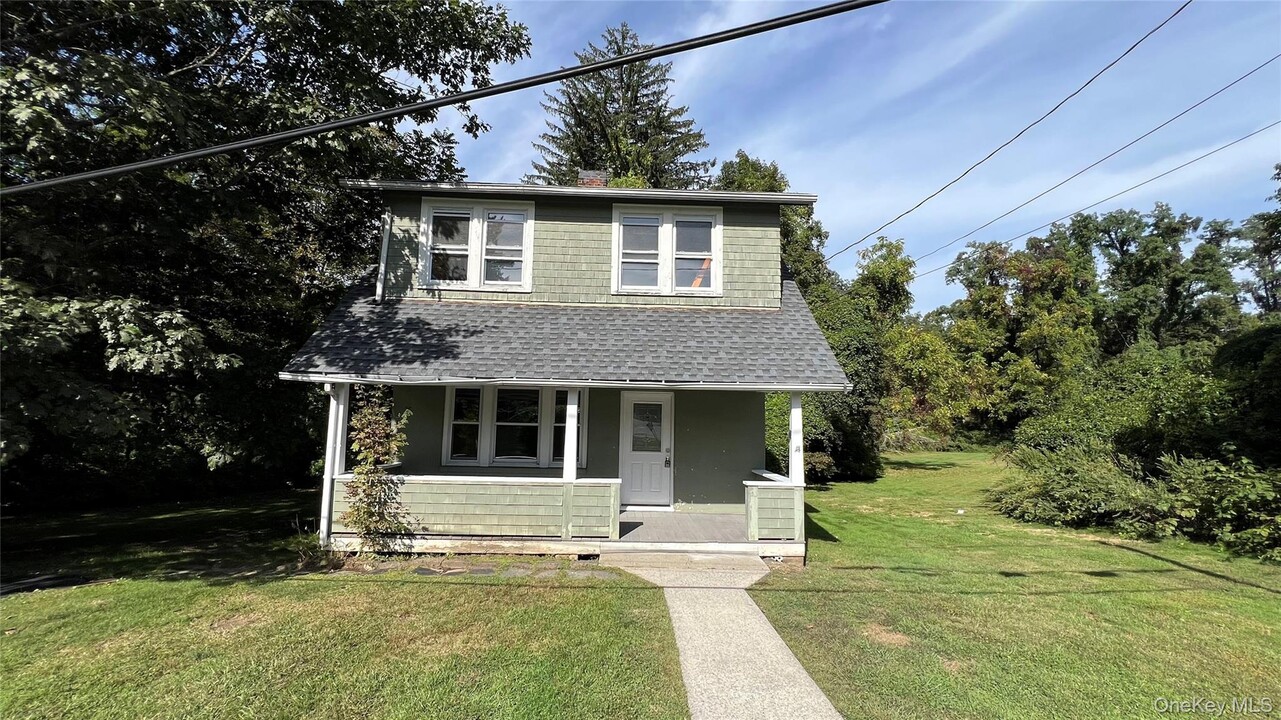 24 Pump House Rd in Cortlandt Manor, NY - Foto de edificio