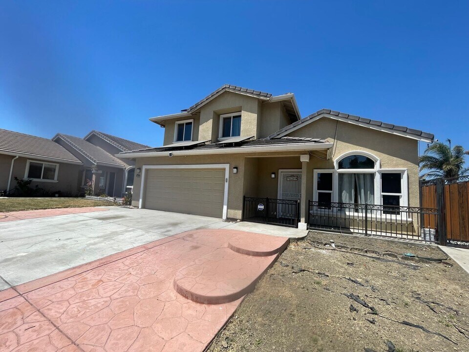 425 San Fernando St in Los Banos, CA - Building Photo