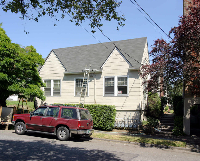 2475 NW Raleigh St in Portland, OR - Building Photo - Building Photo