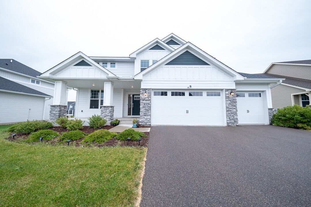 18362 Greenstone Way in Lakeville, MN - Building Photo