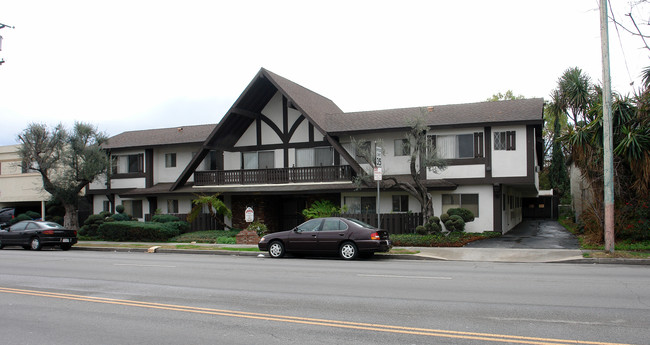 15444 Vanowen St in Van Nuys, CA - Building Photo - Building Photo