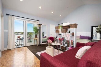 2044 Fairmont Dr in San Mateo, CA - Building Photo - Building Photo