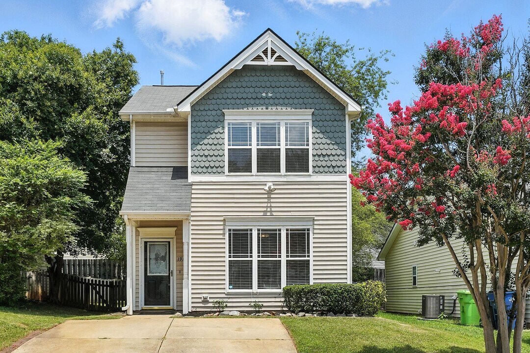 1913 Barngate Way in Raleigh, NC - Foto de edificio