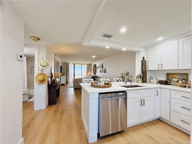 7370 S Ocean Dr in Jensen Beach, FL - Building Photo - Building Photo