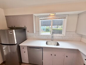 1411 SW Dewitt St in Portland, OR - Building Photo - Building Photo
