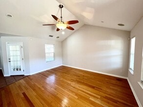 4556 Deslin Dr in Tallahassee, FL - Building Photo - Building Photo