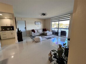 8303 SW 142nd Ave, Unit D210 in Miami, FL - Foto de edificio - Building Photo