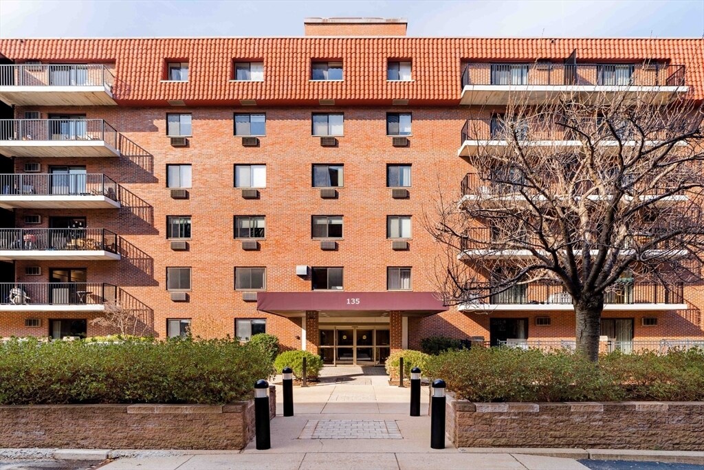 135 Pleasant St in Brookline, MA - Building Photo