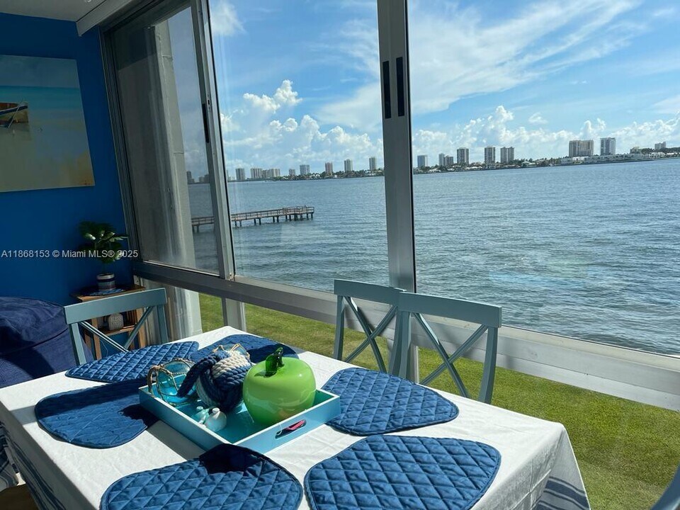 2936 Lake Shore Dr in West Palm Beach, FL - Building Photo