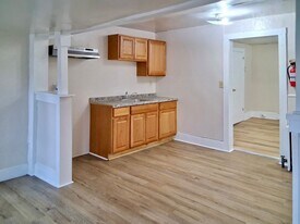 325 N Laurel St in Bridgeton, NJ - Building Photo