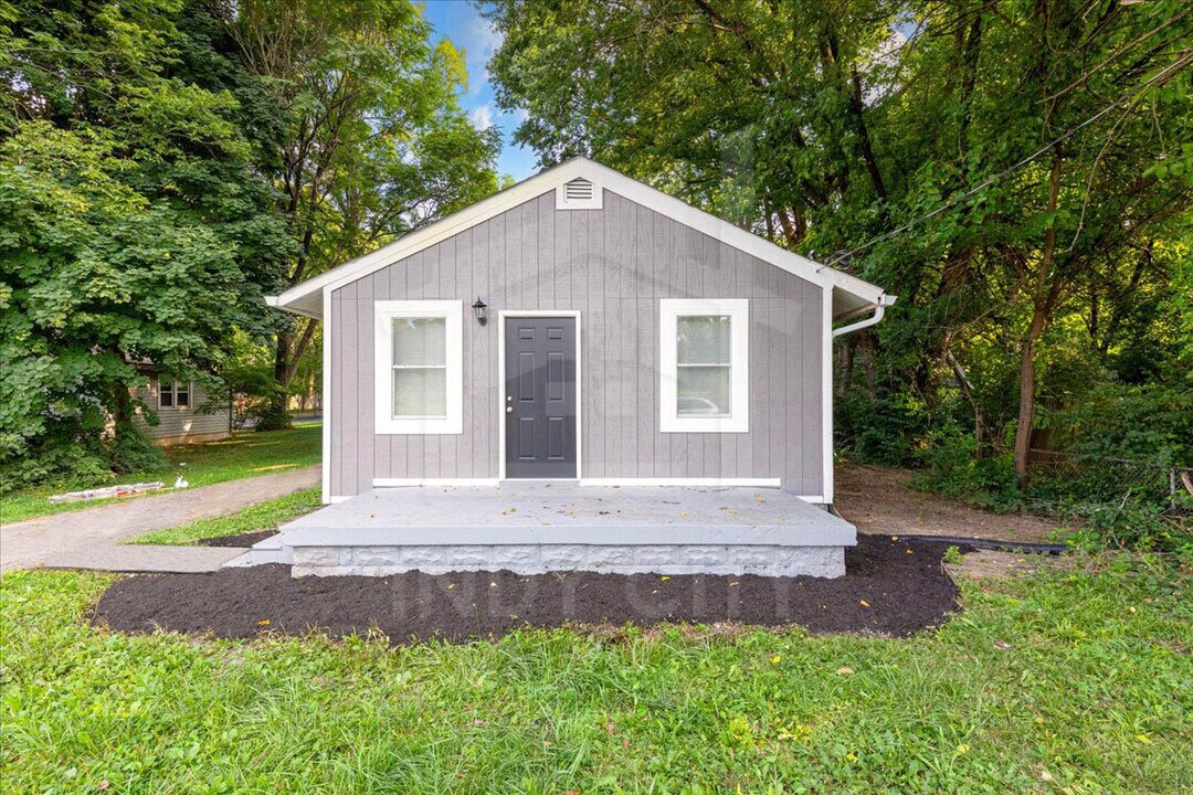 4109 Rockville Rd in Indianapolis, IN - Building Photo