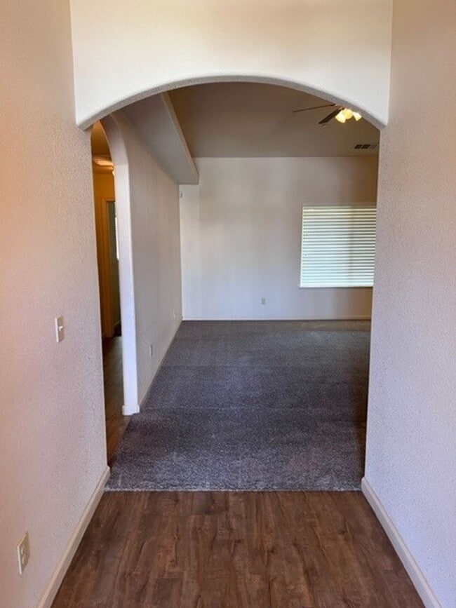 1027 E Margalo Ct in Visalia, CA - Foto de edificio - Building Photo
