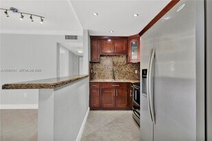 6200 W Flagler St in Miami, FL - Building Photo