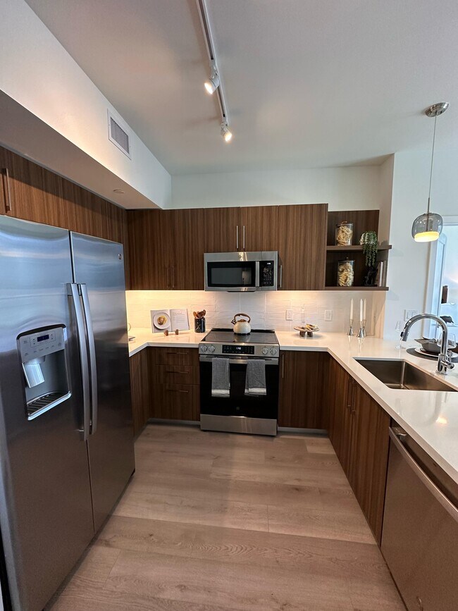 425 SW 18th Rd, Unit B1 in Miami, FL - Building Photo - Building Photo