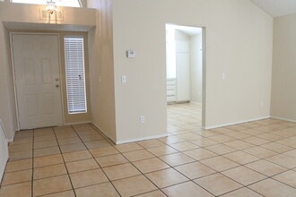 1718 Apricot Dr in Palmdale, CA - Building Photo - Building Photo