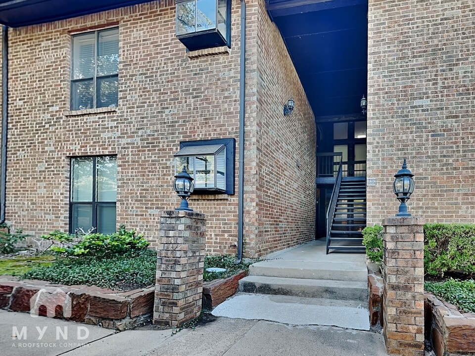 7525 Holly Hill Dr in Dallas, TX - Building Photo