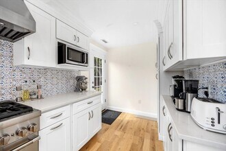 4 Cushing St in Hingham, MA - Building Photo - Building Photo