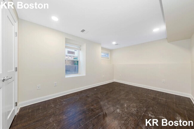 7 Dickinson St, Unit 2 in Somerville, MA - Foto de edificio - Building Photo