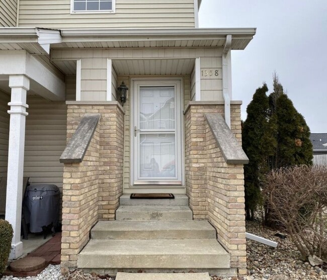 1358 Mariner Way in Champaign, IL - Building Photo - Building Photo