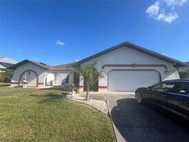 470 Strasburg Dr in Port Charlotte, FL - Building Photo