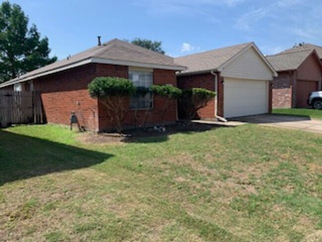 1021 Whistle Stop Dr in Saginaw, TX - Building Photo - Building Photo