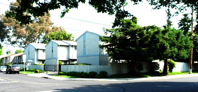 1220 Pine Creek Way in Concord, CA - Foto de edificio - Building Photo