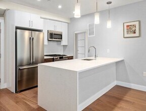 425 Lagrange St, Unit 107 in Boston, MA - Building Photo - Building Photo