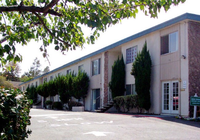 Vista Terrace Apartments in Vista, CA - Foto de edificio - Building Photo